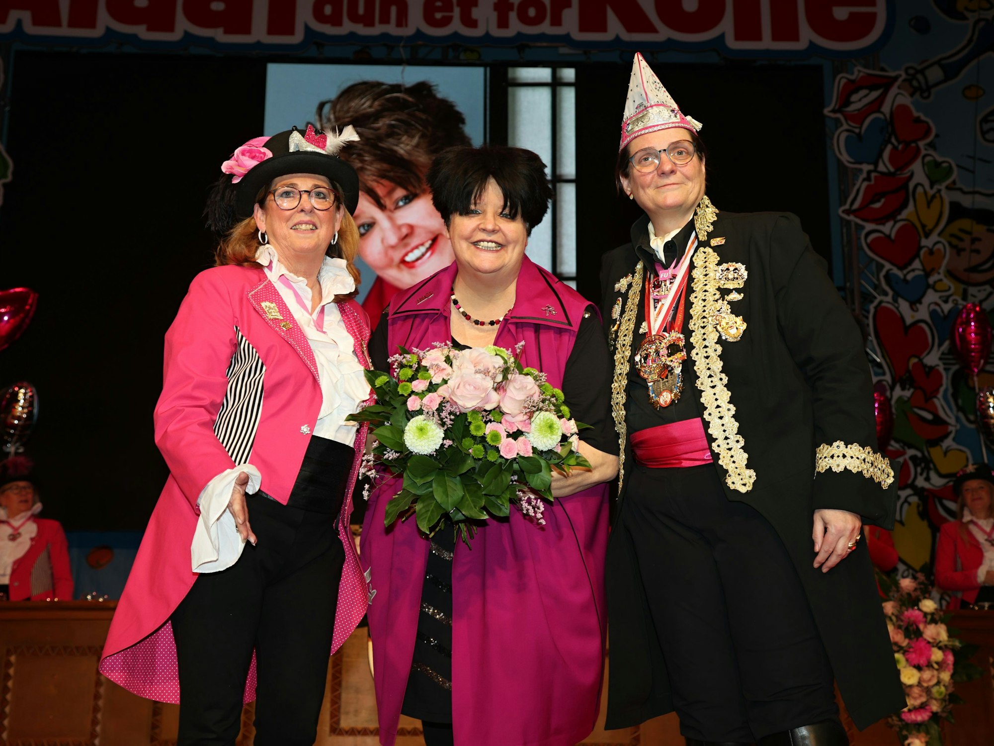 Ingrid Kühne wird auf der Bühne geehrt.