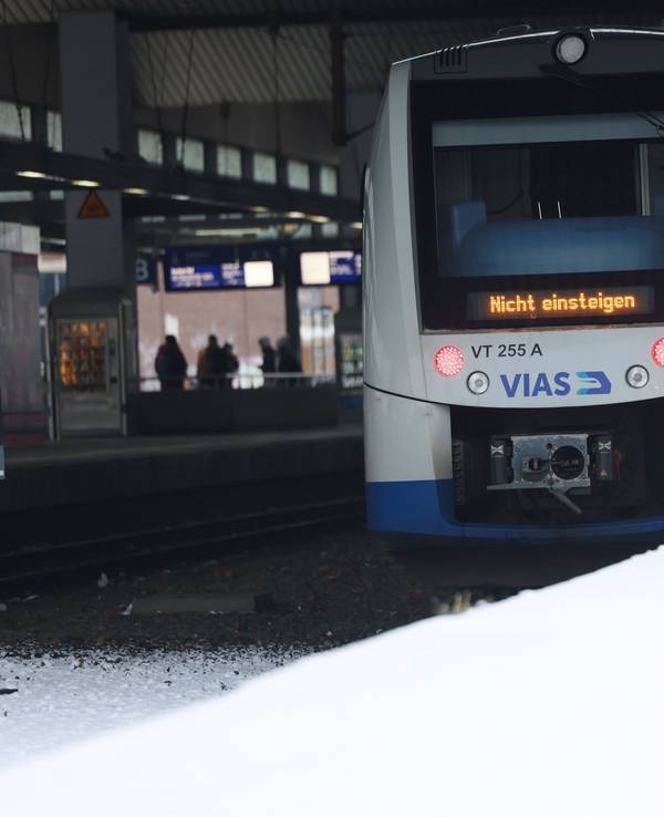 Ein Zug steht im Düsseldorfer Hauptbahnhof.