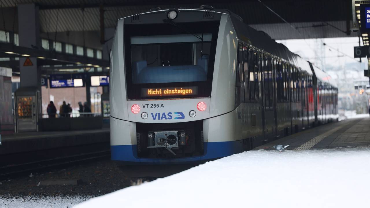 Ein Zug steht im Düsseldorfer Hauptbahnhof.