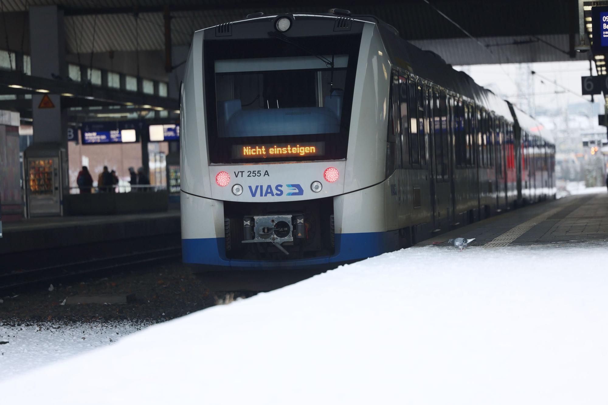 Ein Zug steht im Düsseldorfer Hauptbahnhof.