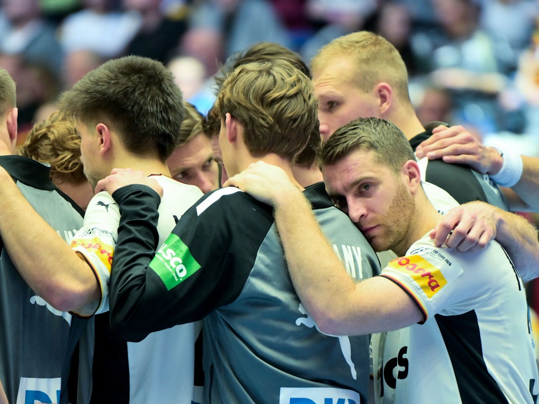 Lukas Mertens lehnt sich bei einer Auszeit an den Rücken eines Teamkollegen.