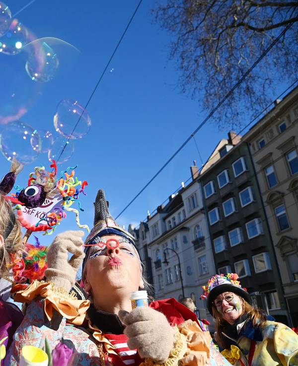 Feiernde im März 2025 beim Rosenmontagszug in Köln