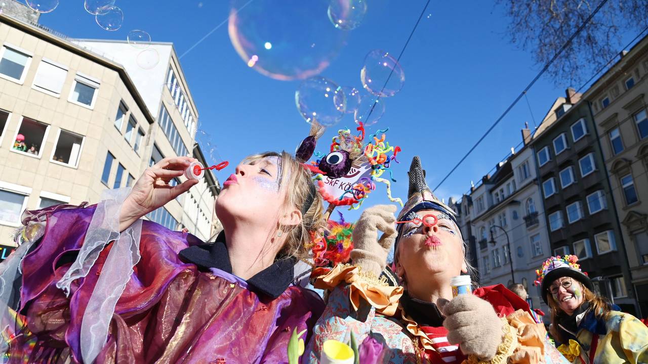 Feiernde im März 2025 beim Rosenmontagszug in Köln