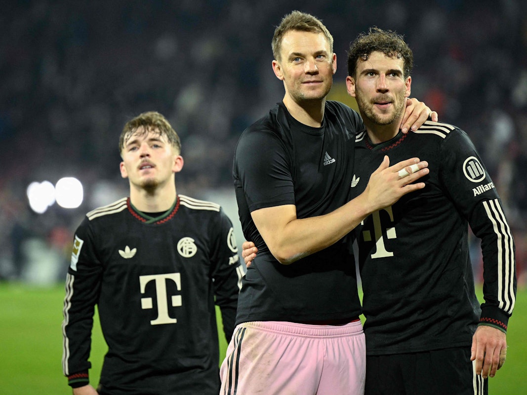 Manuel Neuer und Leon Goretzka umarmen sich nach dem Spiel.