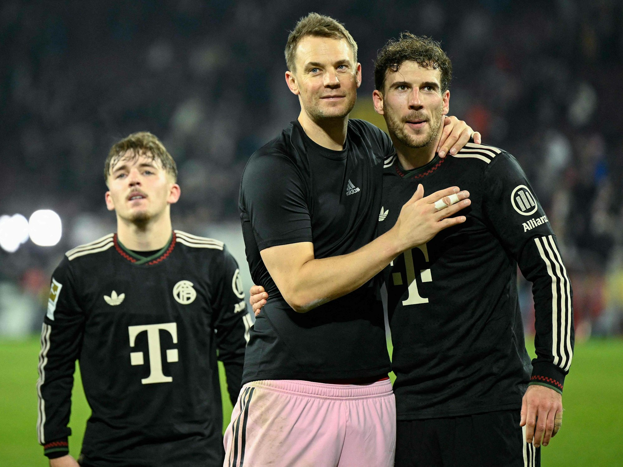 Manuel Neuer und Leon Goretzka umarmen sich nach dem Spiel.