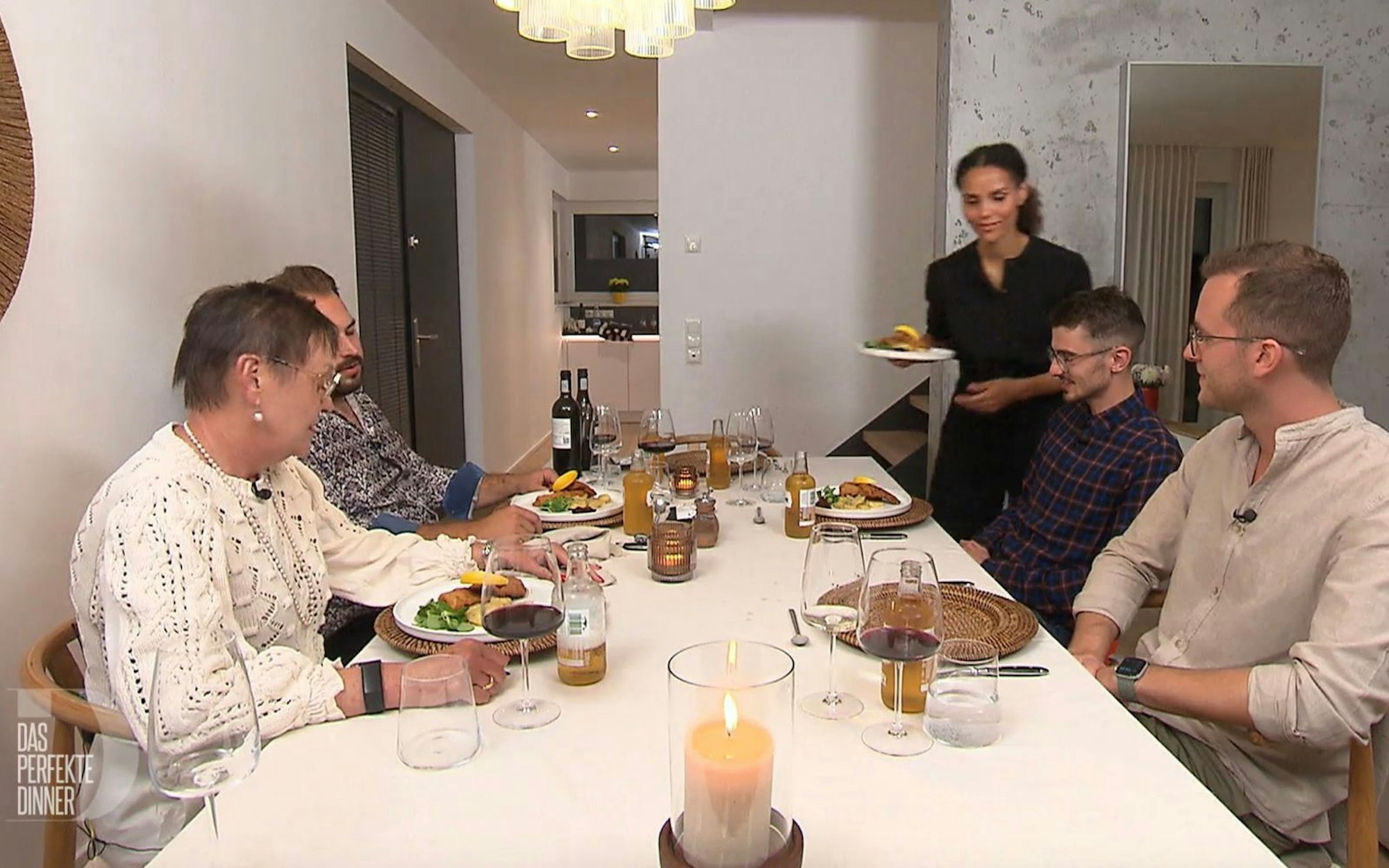 An Tag 3 trifft sich die Aachener „Dinner“-Runde bei Kim in Eschweiler. (Bild: RTL)