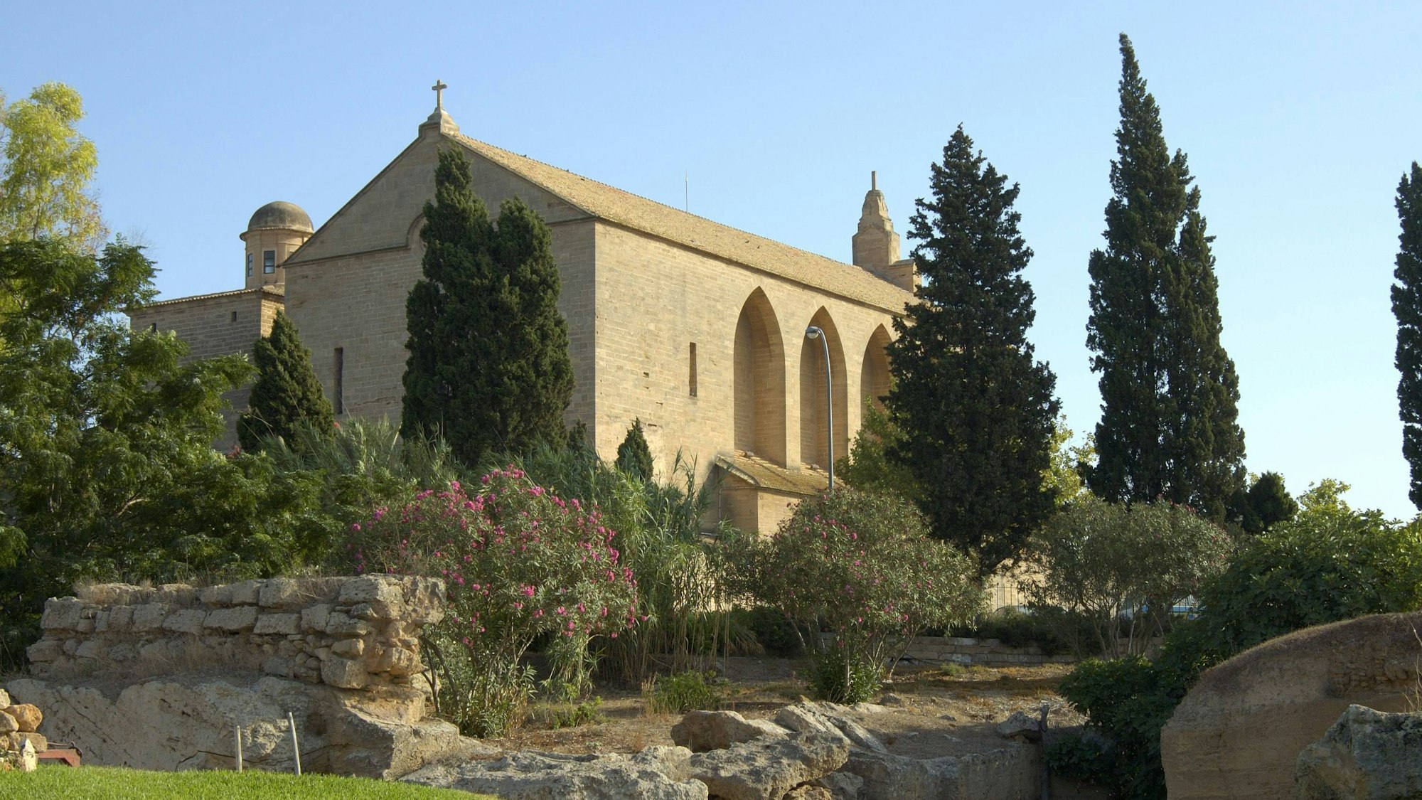 Steingebäude, Vegetation und antike Überreste