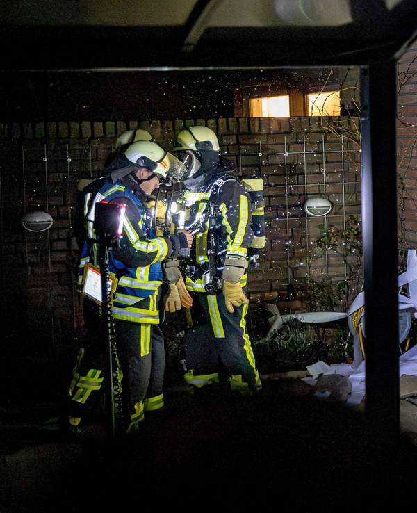 Einsatzkräfte stehen nach einer Explosion neben Trümmern. Bei der schweren Explosion wurde eine Person lebensgefährlich verletzt.