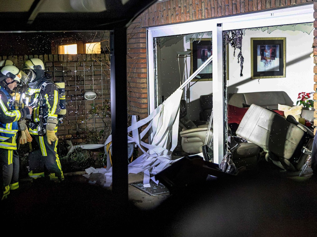 Einsatzkräfte stehen nach einer Explosion neben Trümmern. Bei der schweren Explosion wurde eine Person lebensgefährlich verletzt.