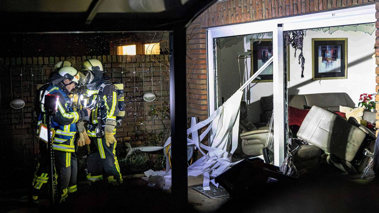 Einsatzkräfte stehen nach einer Explosion neben Trümmern. Bei der schweren Explosion wurde eine Person lebensgefährlich verletzt.
