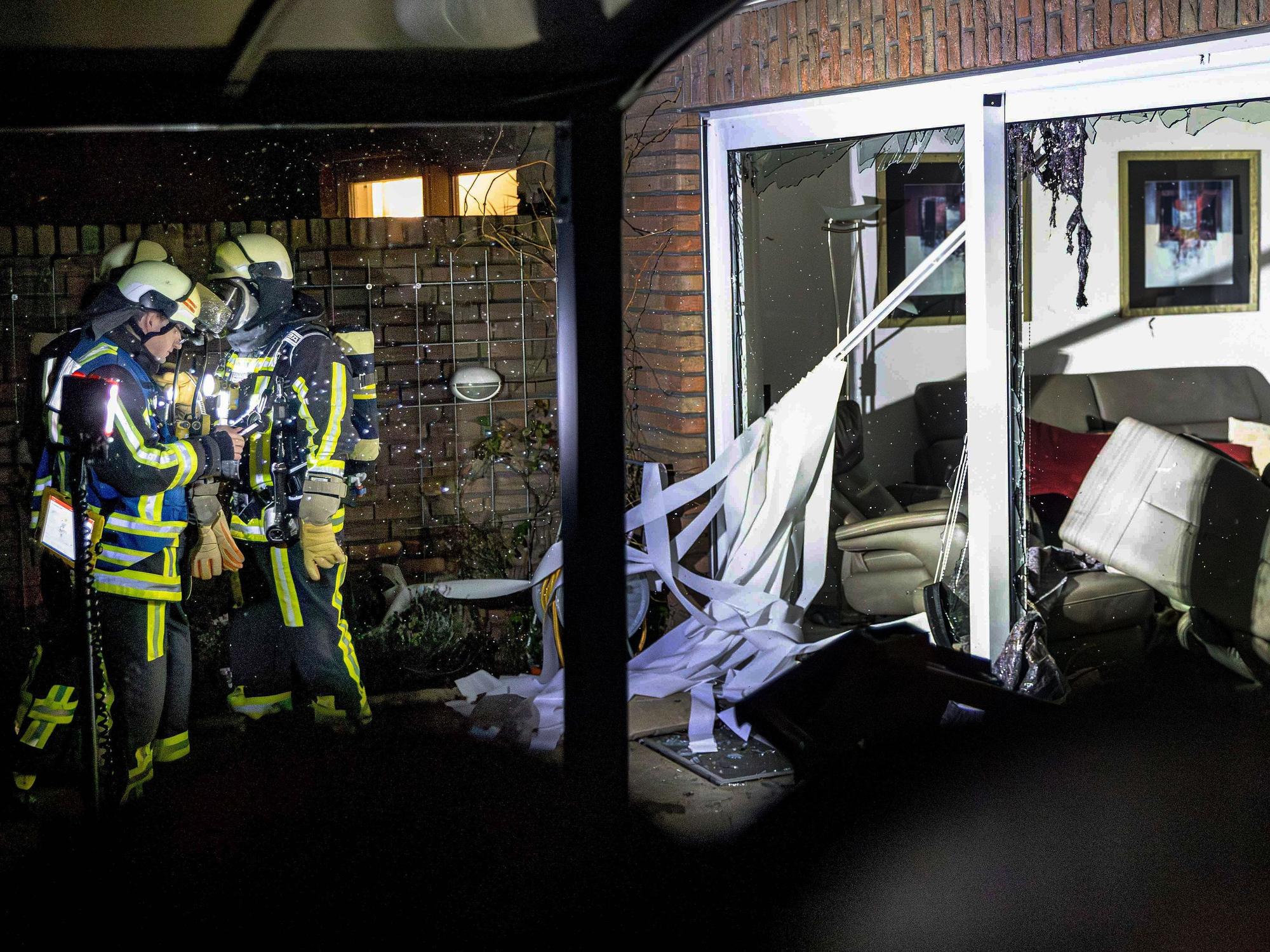 Einsatzkräfte stehen nach einer Explosion neben Trümmern. Bei der schweren Explosion wurde eine Person lebensgefährlich verletzt.