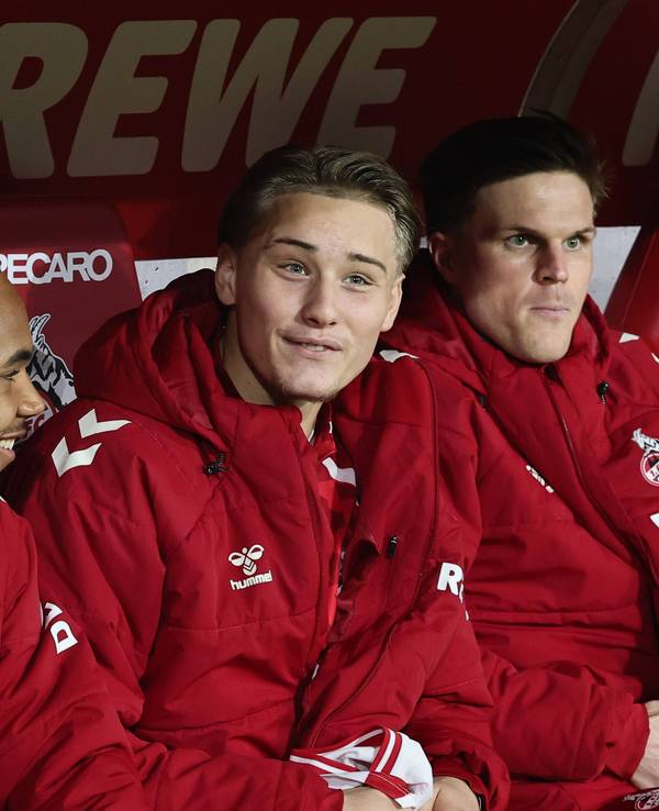 Youssoupha Niang und Fynn Schenten sitzen auf der Ersatzbank neben Marius Bülter.