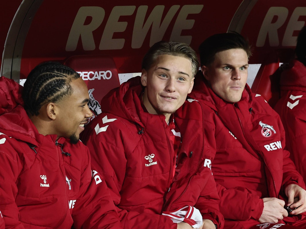 Youssoupha Niang und Fynn Schenten sitzen auf der Ersatzbank neben Marius Bülter.