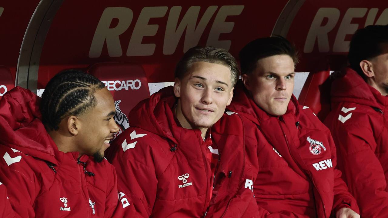 Youssoupha Niang und Fynn Schenten sitzen auf der Ersatzbank neben Marius Bülter.