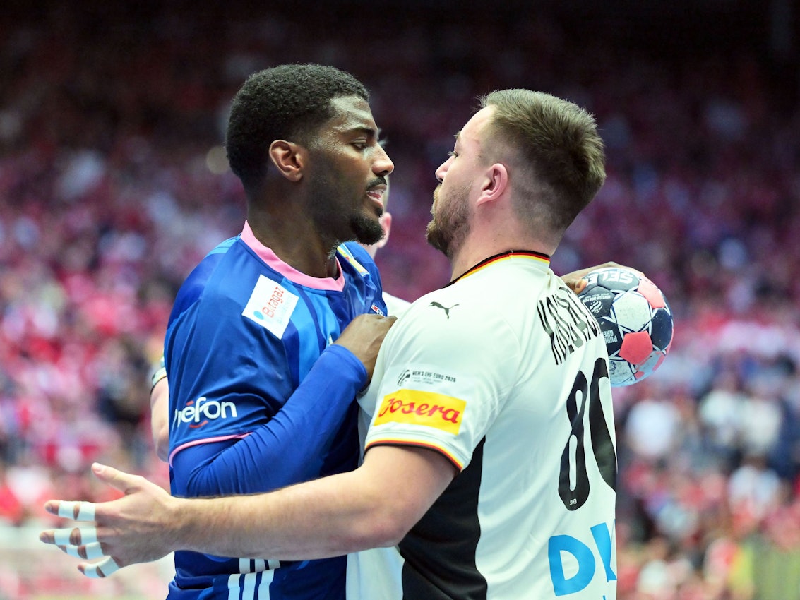 Dika Mem (l.) diskutiert mit Jannik Kohlbacher.