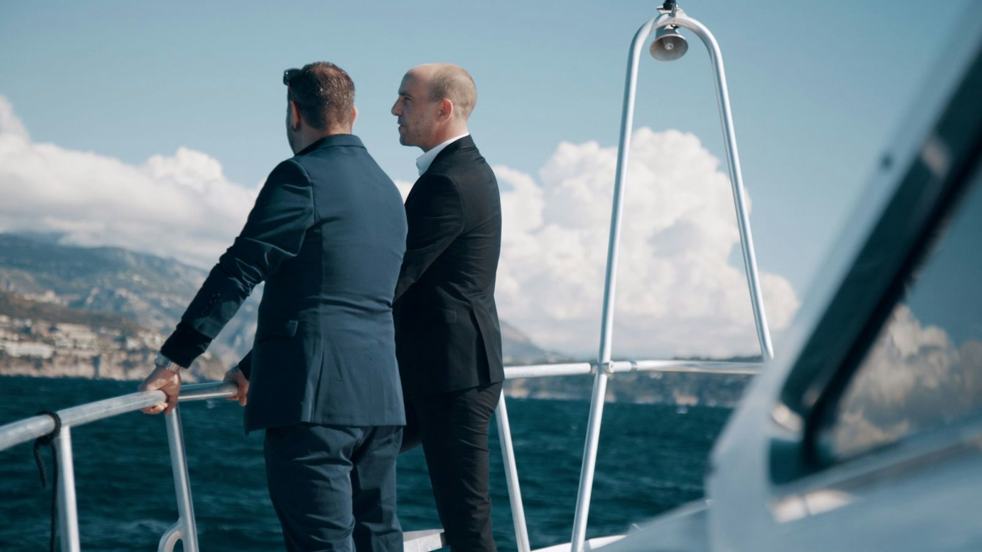 Im Hafen von Nizza trifft Wirecard-Vorstand Jan Marsalek 2014 den russischen Waffenhändler Stanislaw „Stas“ Petlinski. (nachgestellte Szene) (Bild: ZDF / Dennis Mätzig)