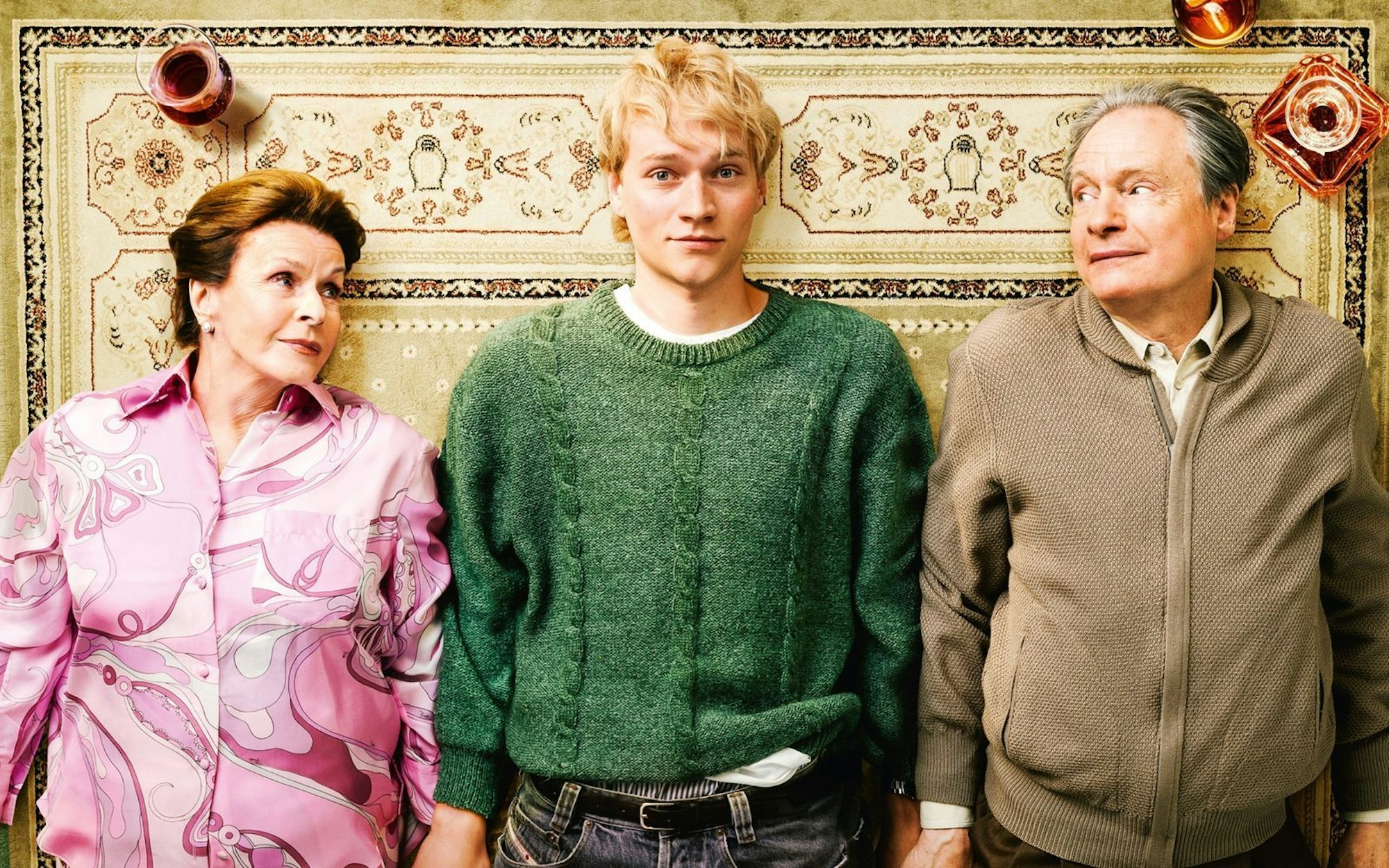 Senta Berger, Bruno Alexander (Mitte) und Michael Wittenborn spielen die Hauptrollen in „Ach, diese Lücke, diese entsetzliche Lücke“. (Bild: Warner Bros. Entertainment GmbH)