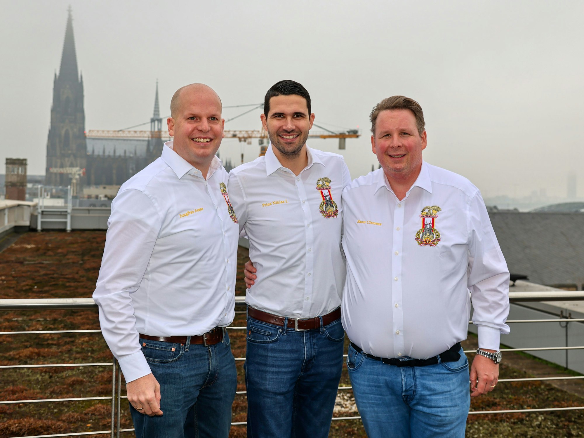 Das Kölner Dreigestirn auf dem Dach der Hofburg.