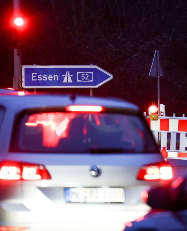 Straßensperrung an der Zufahrt zur Bundesautobahn A52 in Richtung Essen vor der gesperrten Ruhrtalbrücke.