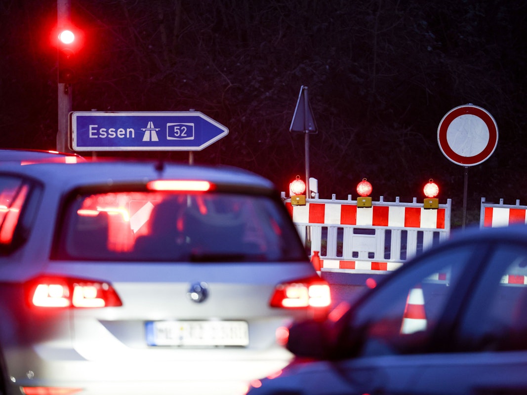 Straßensperrung an der Zufahrt zur Bundesautobahn A52 in Richtung Essen vor der gesperrten Ruhrtalbrücke.