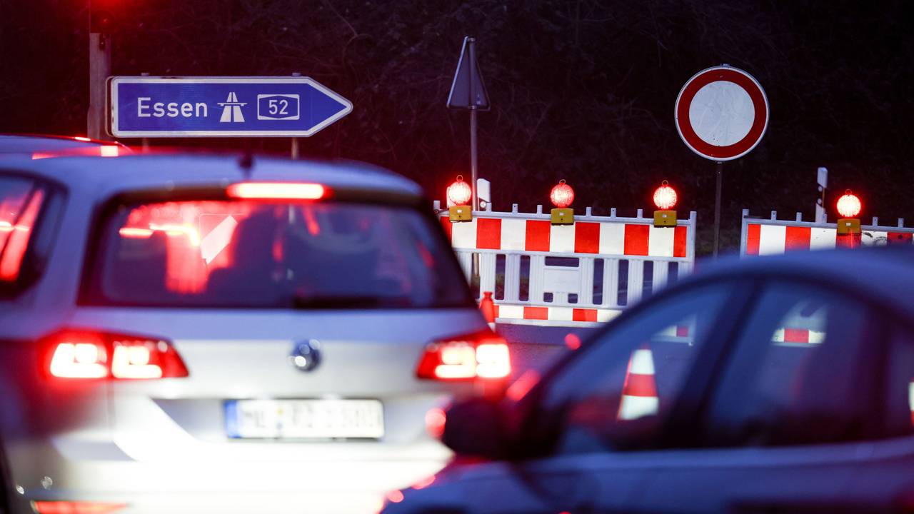 Straßensperrung an der Zufahrt zur Bundesautobahn A52 in Richtung Essen vor der gesperrten Ruhrtalbrücke.