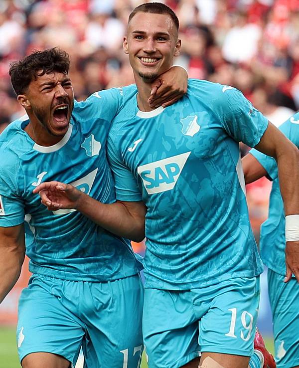 Die Stürmer Fisnik Asllani (r.) und Tim Lemperle (m.) der TSG Hoffenheim jubeln nach einem Treffer.