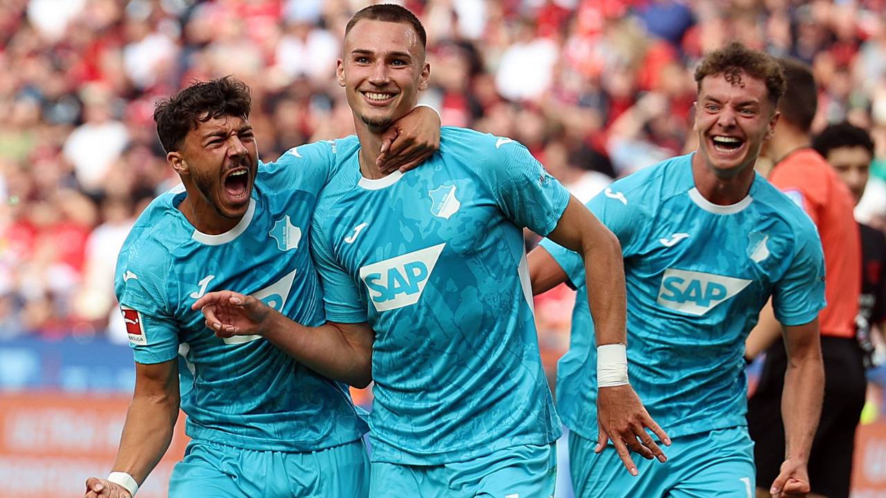 Die Stürmer Fisnik Asllani (r.) und Tim Lemperle (m.) der TSG Hoffenheim jubeln nach einem Treffer.