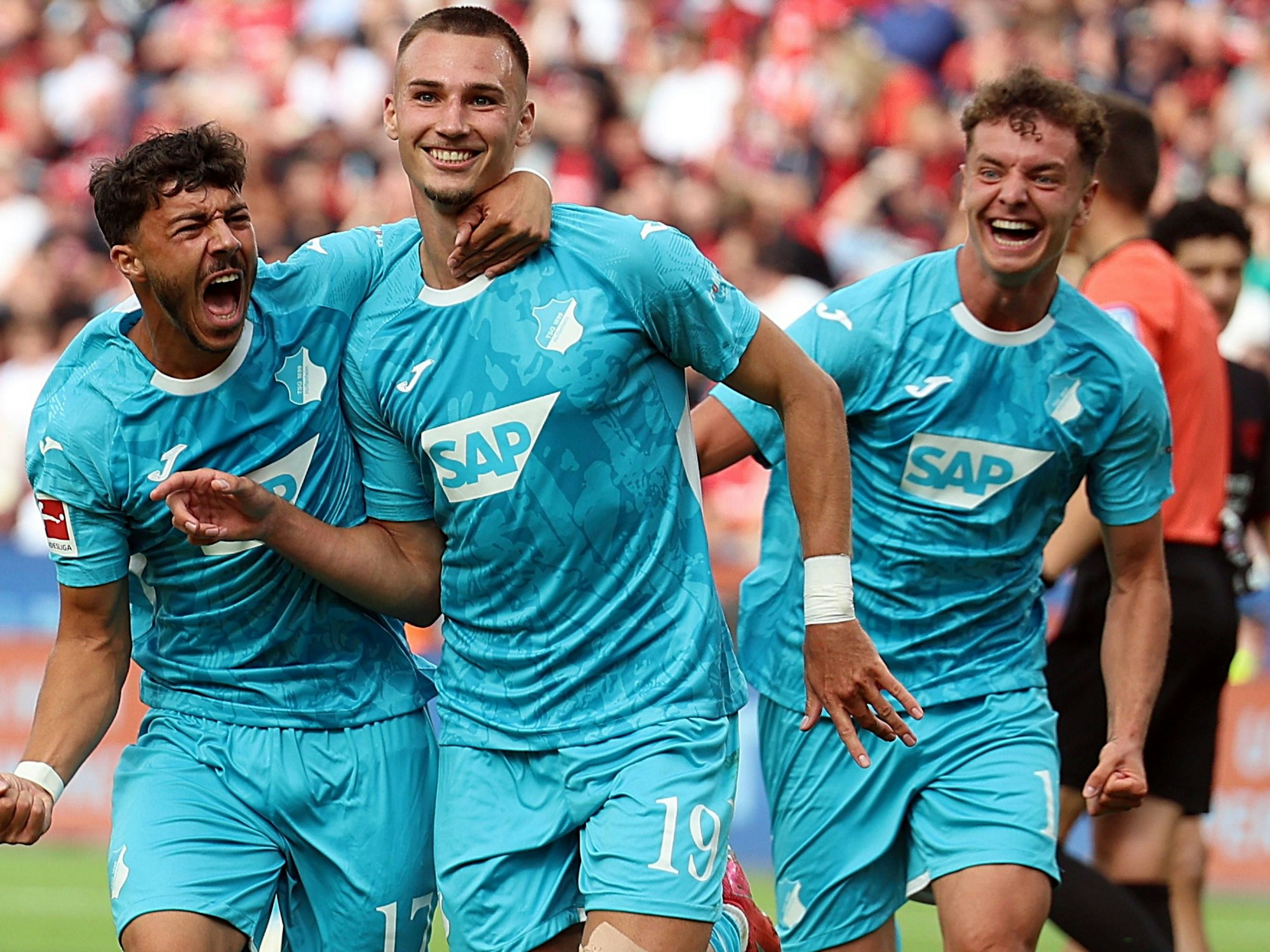 Die Stürmer Fisnik Asllani (r.) und Tim Lemperle (m.) der TSG Hoffenheim jubeln nach einem Treffer.