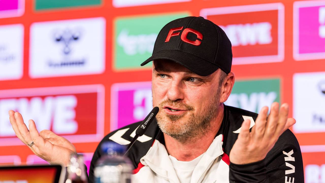 Lukas Kwasniok gestikuliert bei einer Pressekonferenz.
