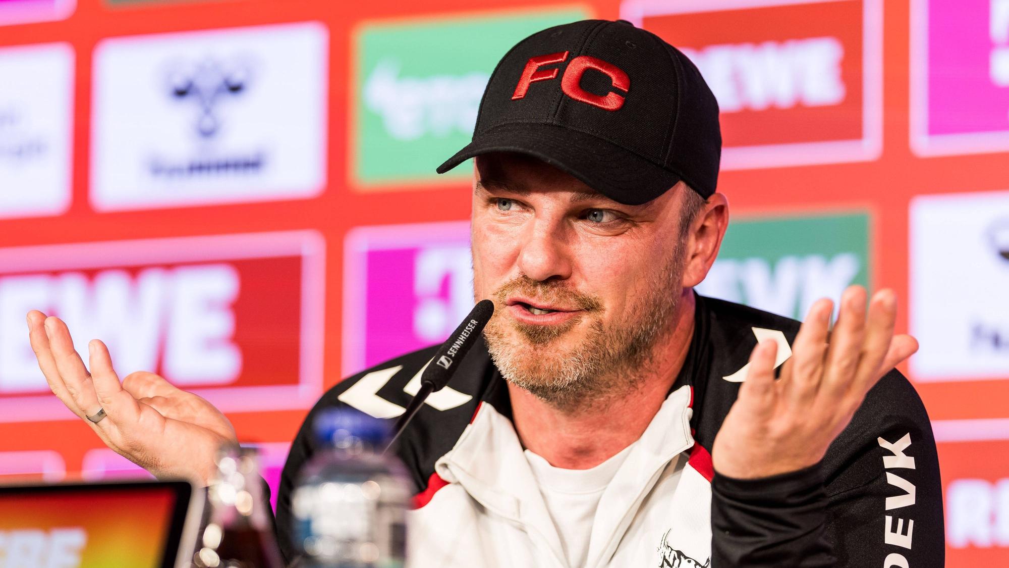 Auf einer FC-Pressekonferenz gestikuliert Lukas Kwasniok.