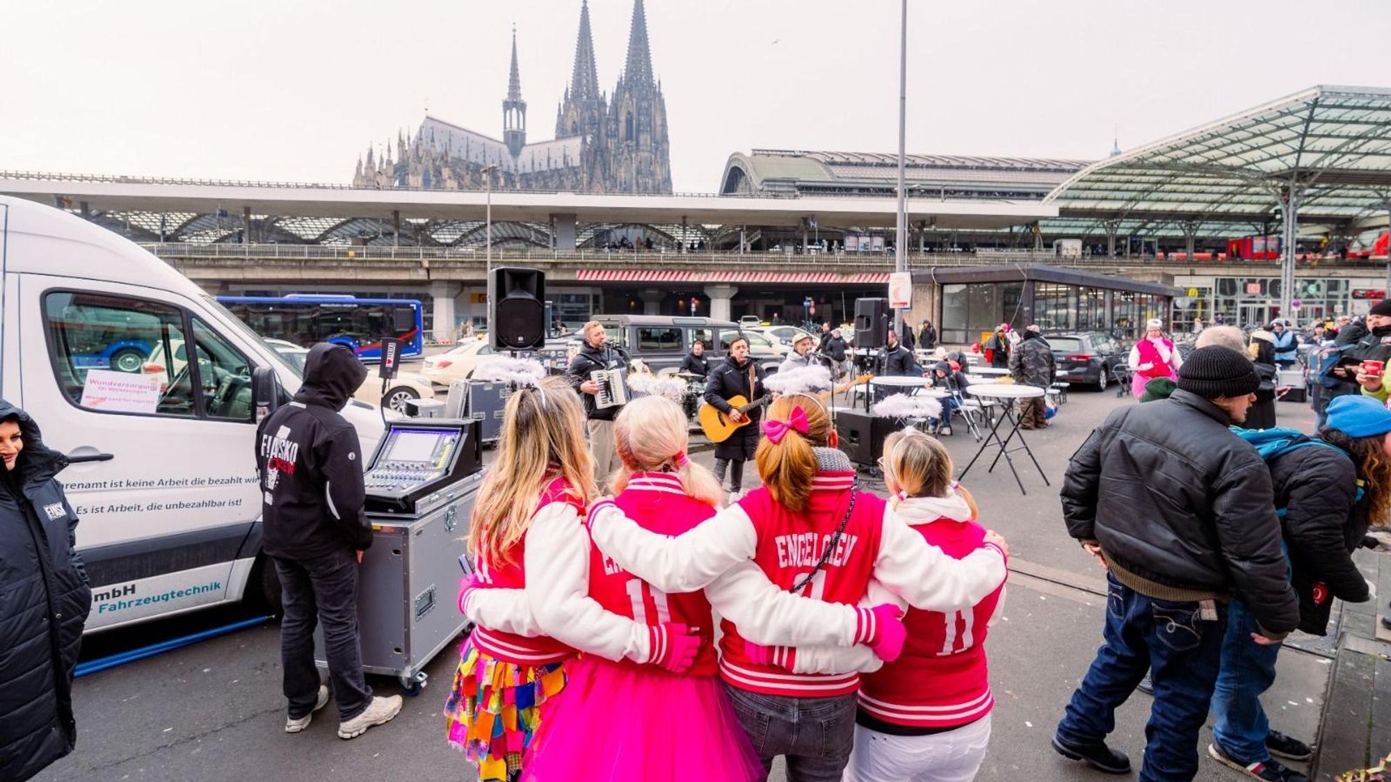Karnevalsfest für Obdachlose am Kölner Bahnhof.