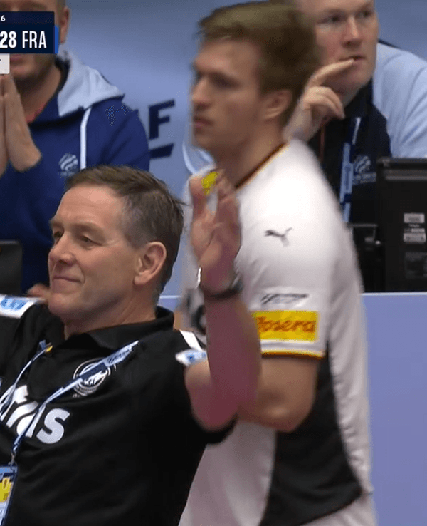 Alfred Gislason reißt die Arme hoch, nachdem er den Auszeit-Buzzer gedrückt hat.