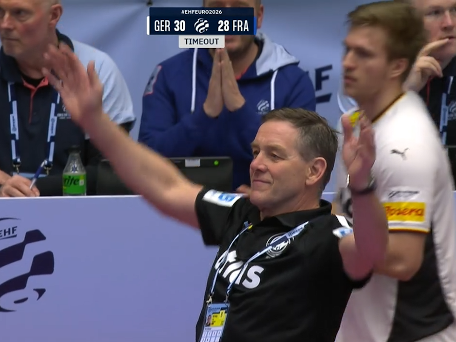 Alfred Gislason reißt die Arme hoch, nachdem er den Auszeit-Buzzer gedrückt hat.