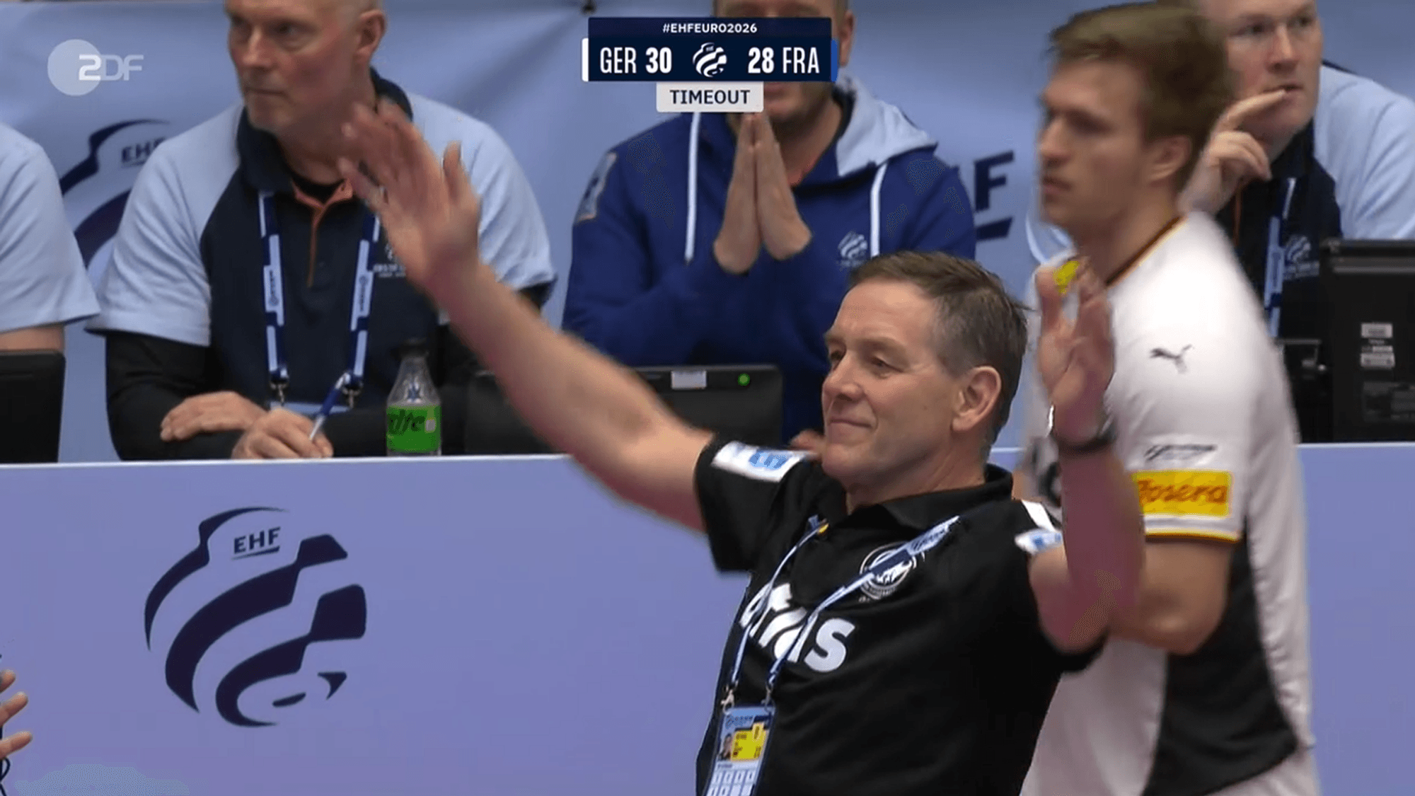 Alfred Gislason reißt die Arme hoch, nachdem er den Auszeit-Buzzer gedrückt hat.