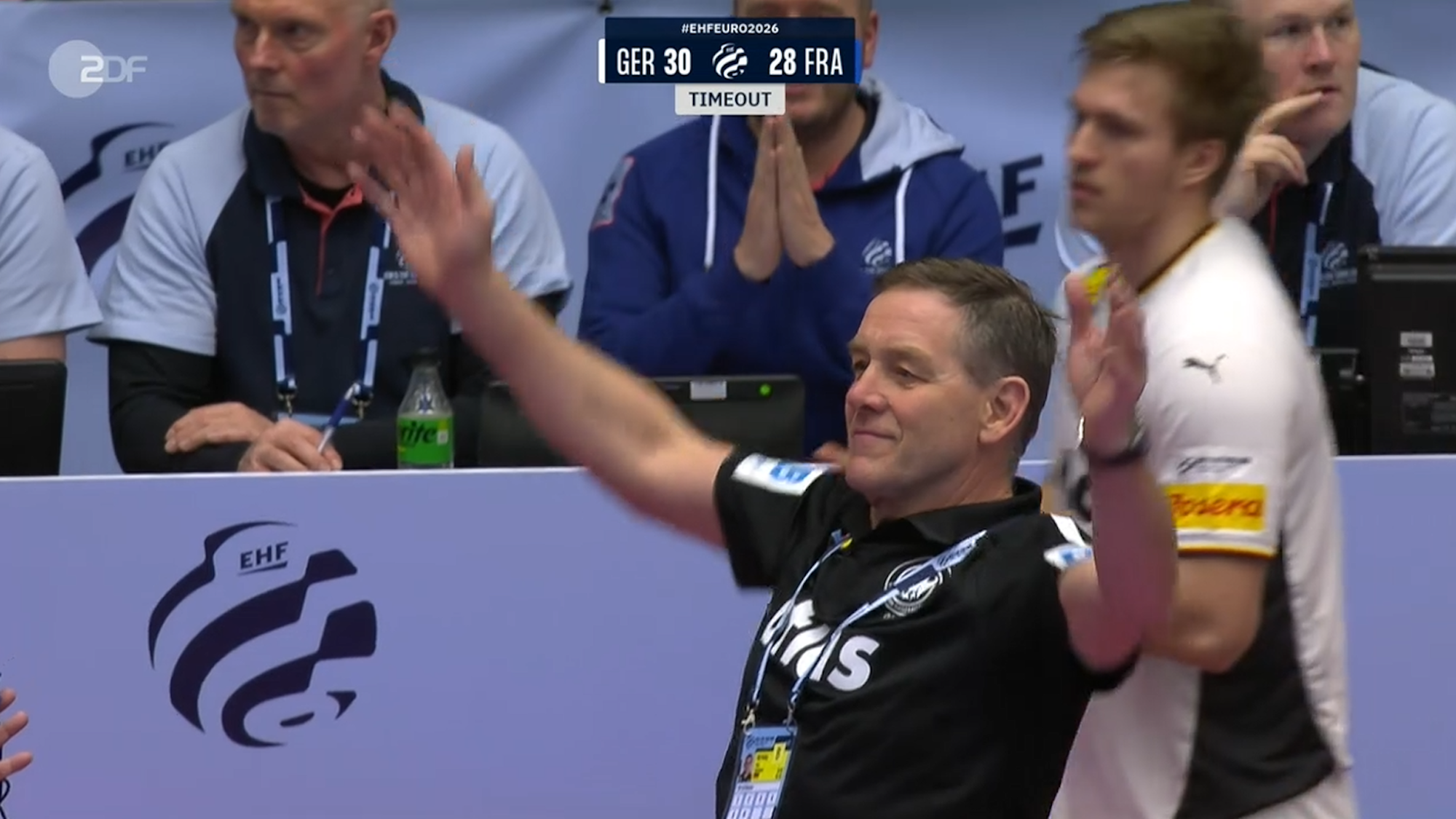 Alfred Gislason reißt die Arme hoch, nachdem er den Auszeit-Buzzer gedrückt hat.