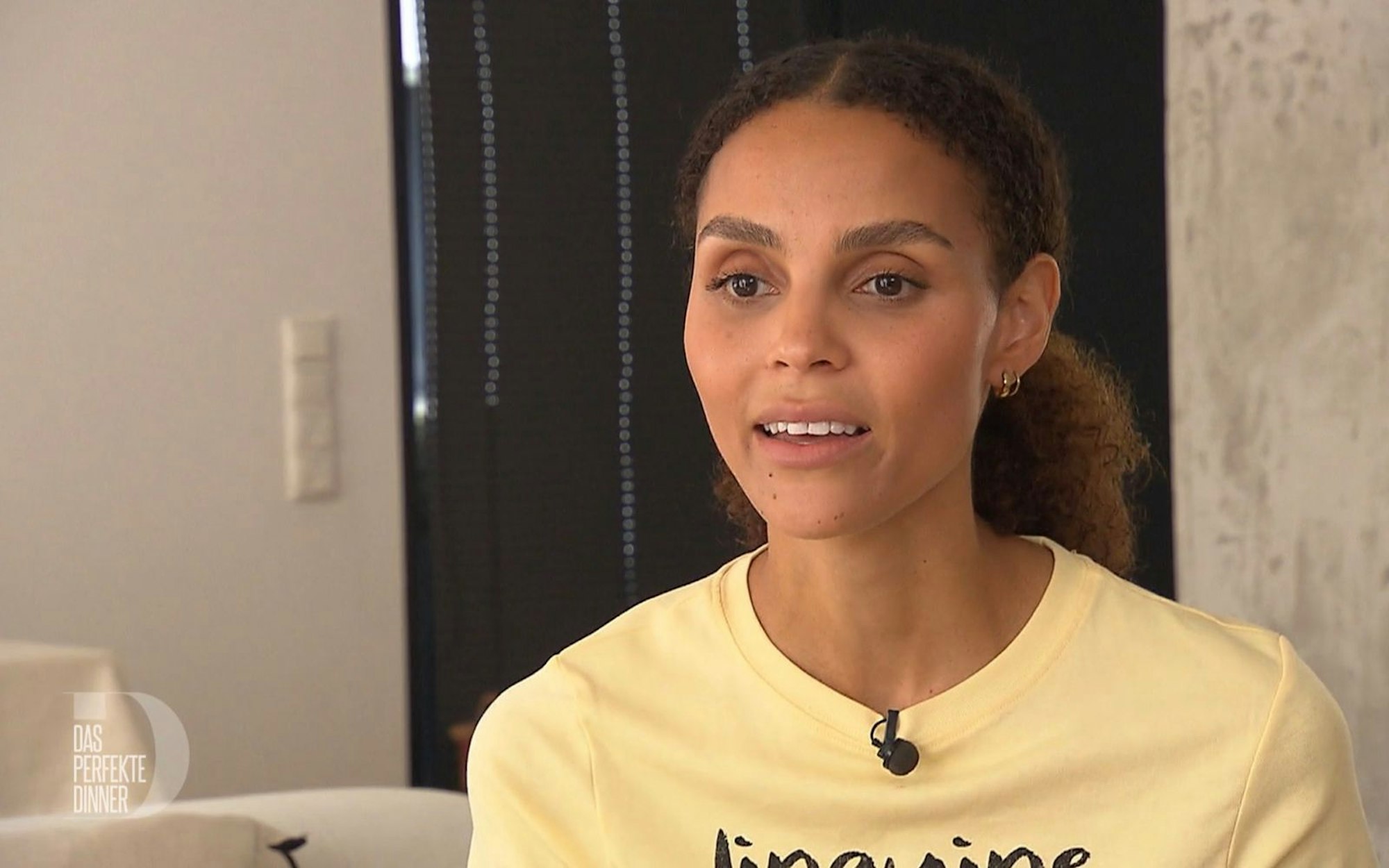 „Ich möchte wieder mehr unter Erwachsenen sein“: Dafür nutzt die junge Mama Kim das „Dinner“ als Auftakt. (Bild: RTL)