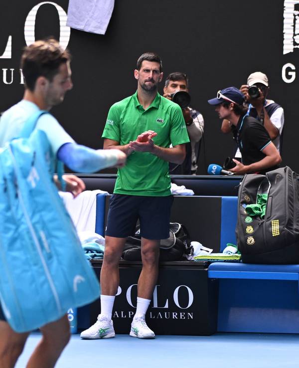 Novak Djokovic spendet Lorenzo Musetti tröstenden Applaus.