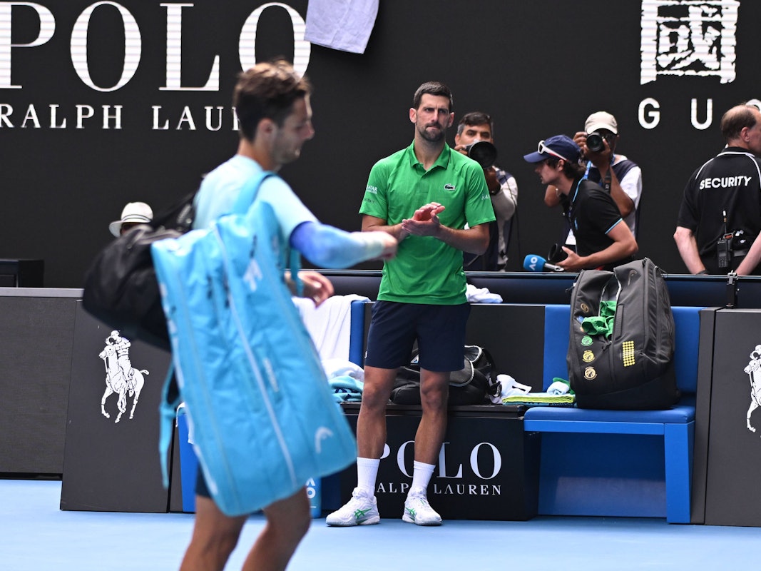 Novak Djokovic spendet Lorenzo Musetti tröstenden Applaus.