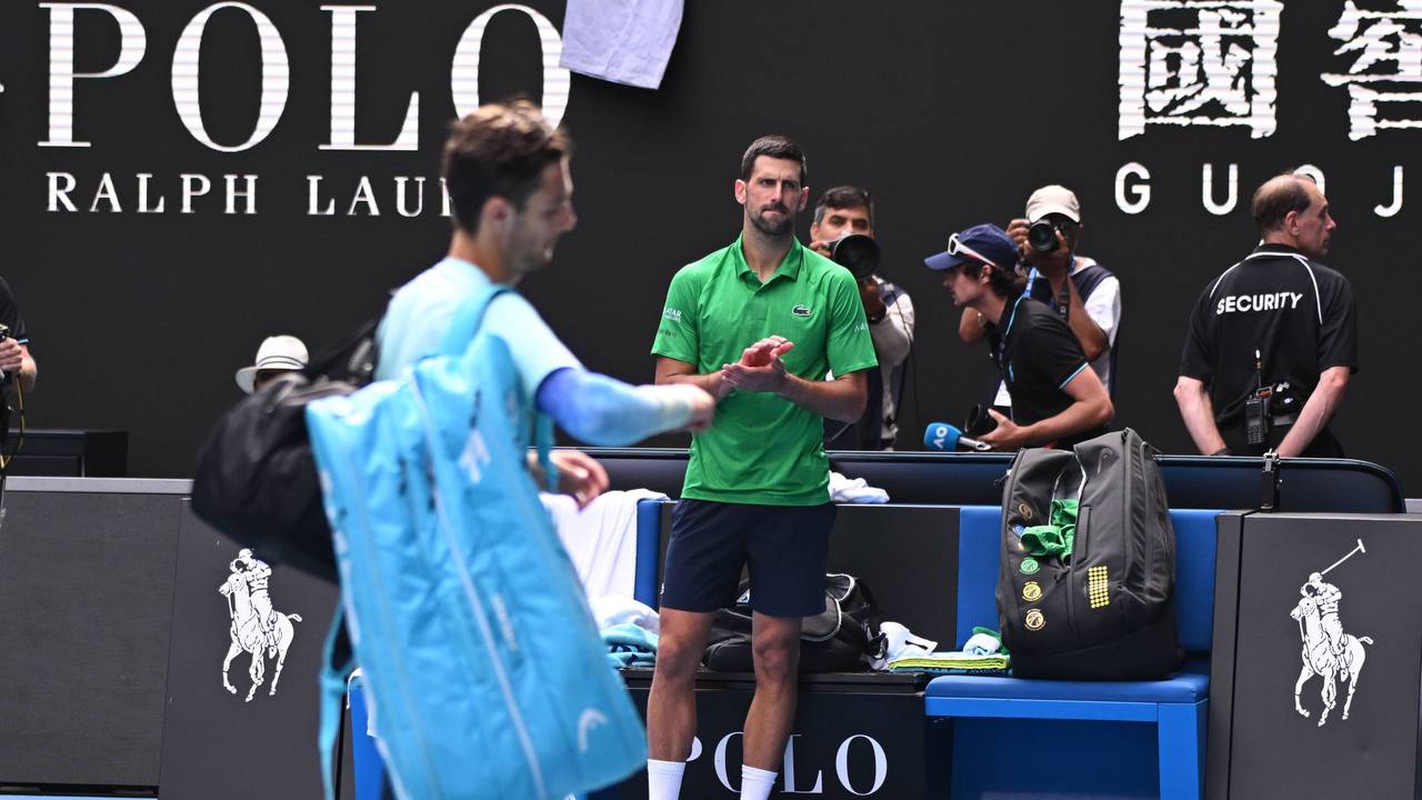 Novak Djokovic spendet Lorenzo Musetti tröstenden Applaus.