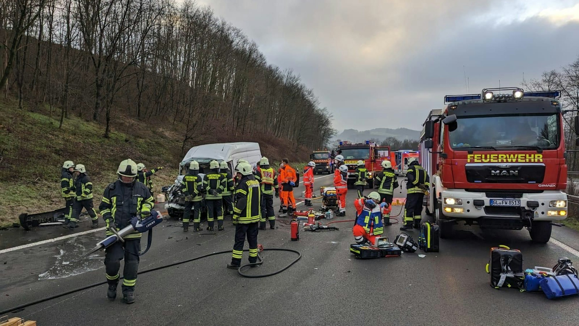 Auf einer Autobahn stehen Einsatzfahrzeuge, zahlreiche Kräfte von Feuerwehr und Rettungsdienst sind im Einsatz.