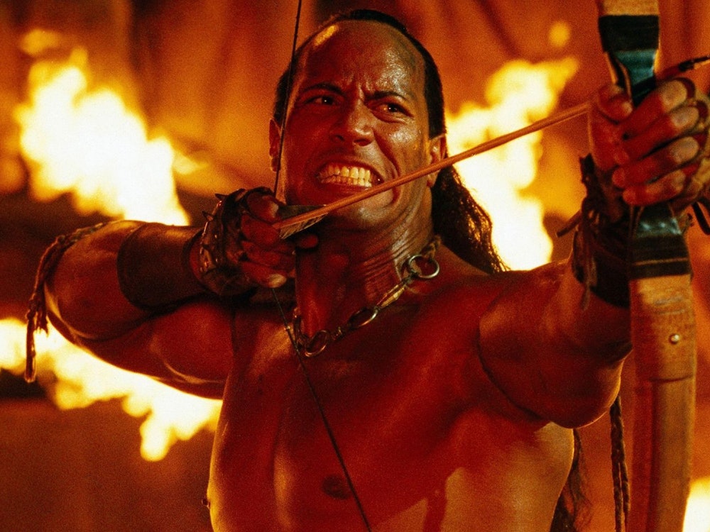 Mathayus (Dwayne Johnson) verteidigt mit all seinem tödlichen Können das Volk gegen einen grausamen Herrscher. (Bild: © 2002 Universal Studios. All rights Reserved.)
