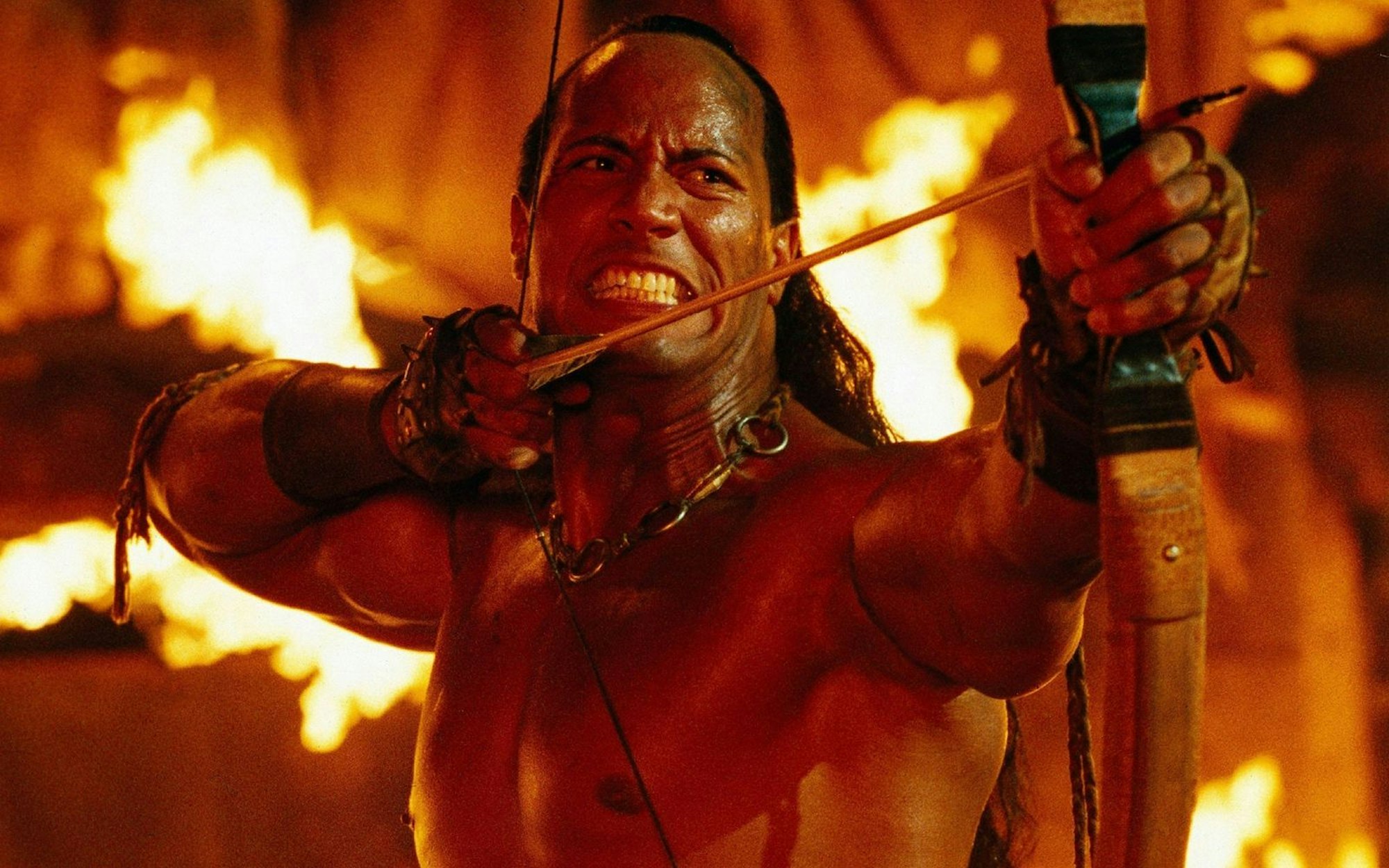 Mathayus (Dwayne Johnson) verteidigt mit all seinem tödlichen Können das Volk gegen einen grausamen Herrscher. (Bild: © 2002 Universal Studios. All rights Reserved.)