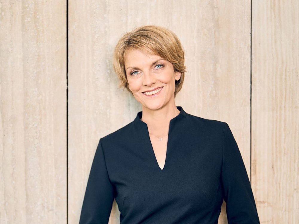 Vor 25 Jahren moderierte Marietta Slomka erstmals das „heute journal“ im ZDF. (Bild: ZDF / Klaus Weddig)