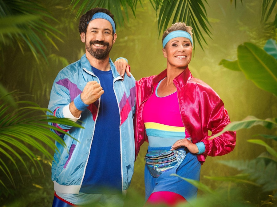 Jan Köppen und Sonja Zietlow nehmen sich nicht nur die Kandidaten und Kandidatinnen im Dschungelcamp vor. Auch Stefan Raab bekommt sein Fett weg.