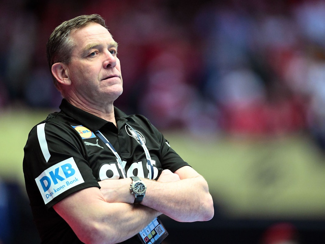 Trainer Alfred Gislason steht mit verschränkten Armen am Spielfeldrand.