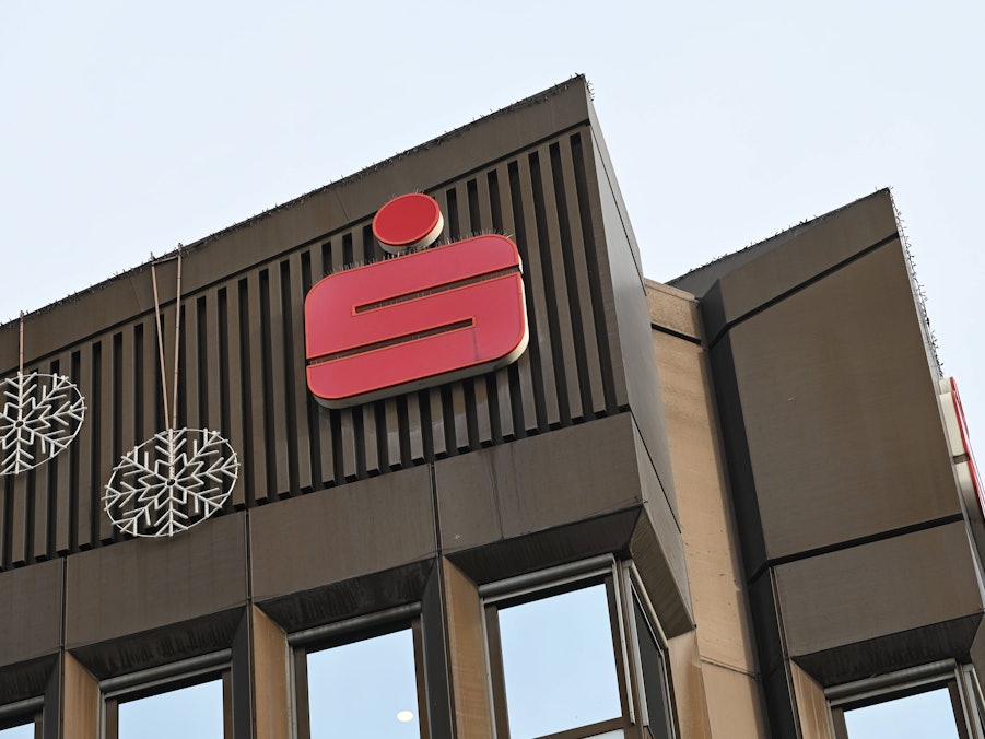 Gebäude mit rotem Symbol und Schneeflocken