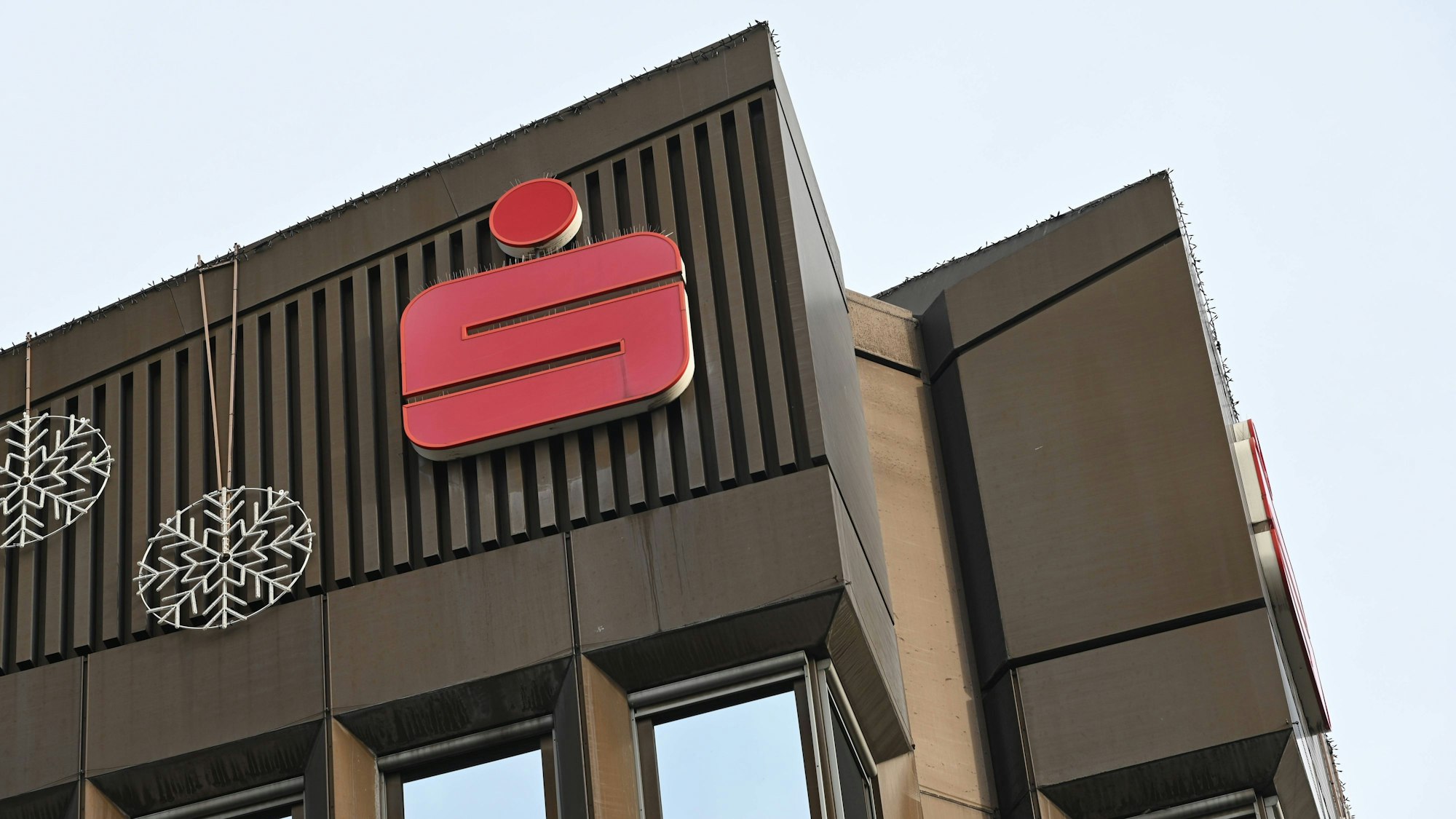 Gebäude mit rotem Symbol und Schneeflocken