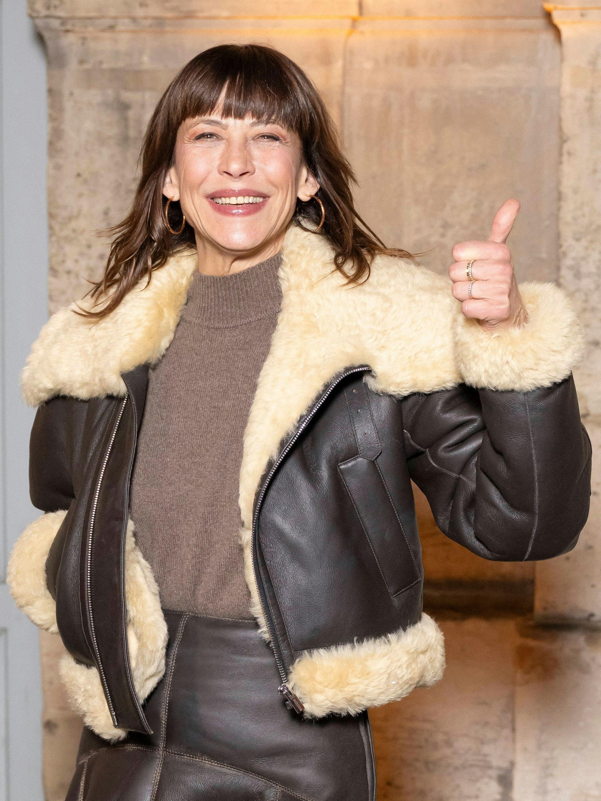 Sophie Marceau hebt den Daumen.