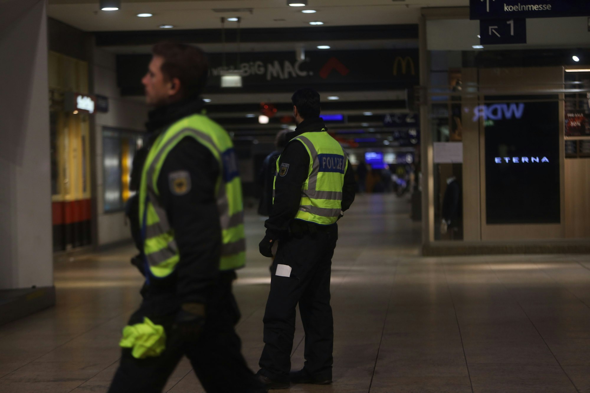 Einsatzkräfte im Kölner Hauptbahnhof. (Symbolfoto)