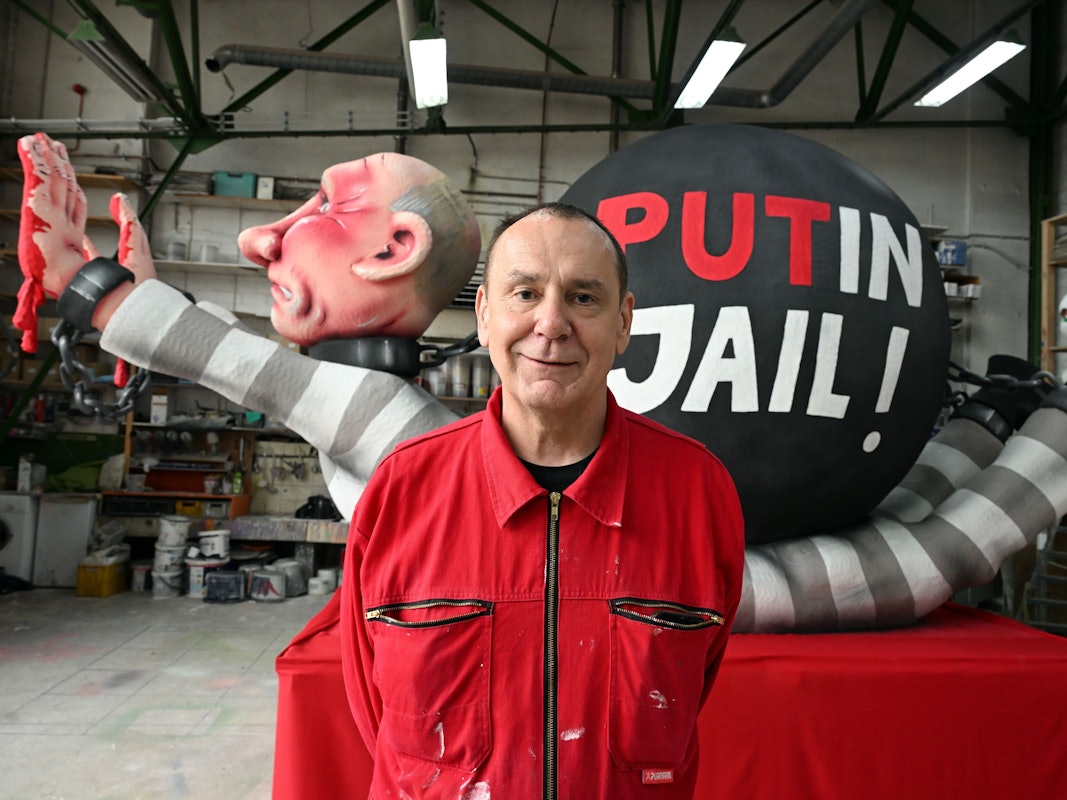Der Düsseldorfer Künstler Jacques Tilly steht in seiner Werkstatt vor einer Putin-Figur mit blutgetränkten Händen.